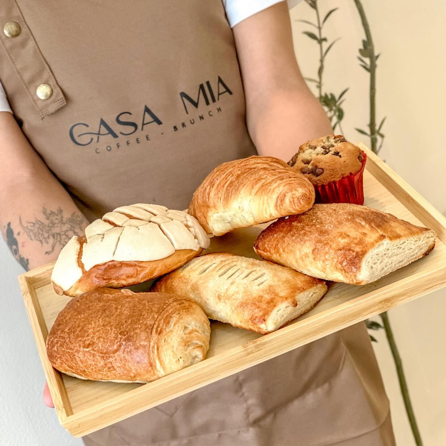 Bandeja de panadería artesanal recién horneada en CASA MIA